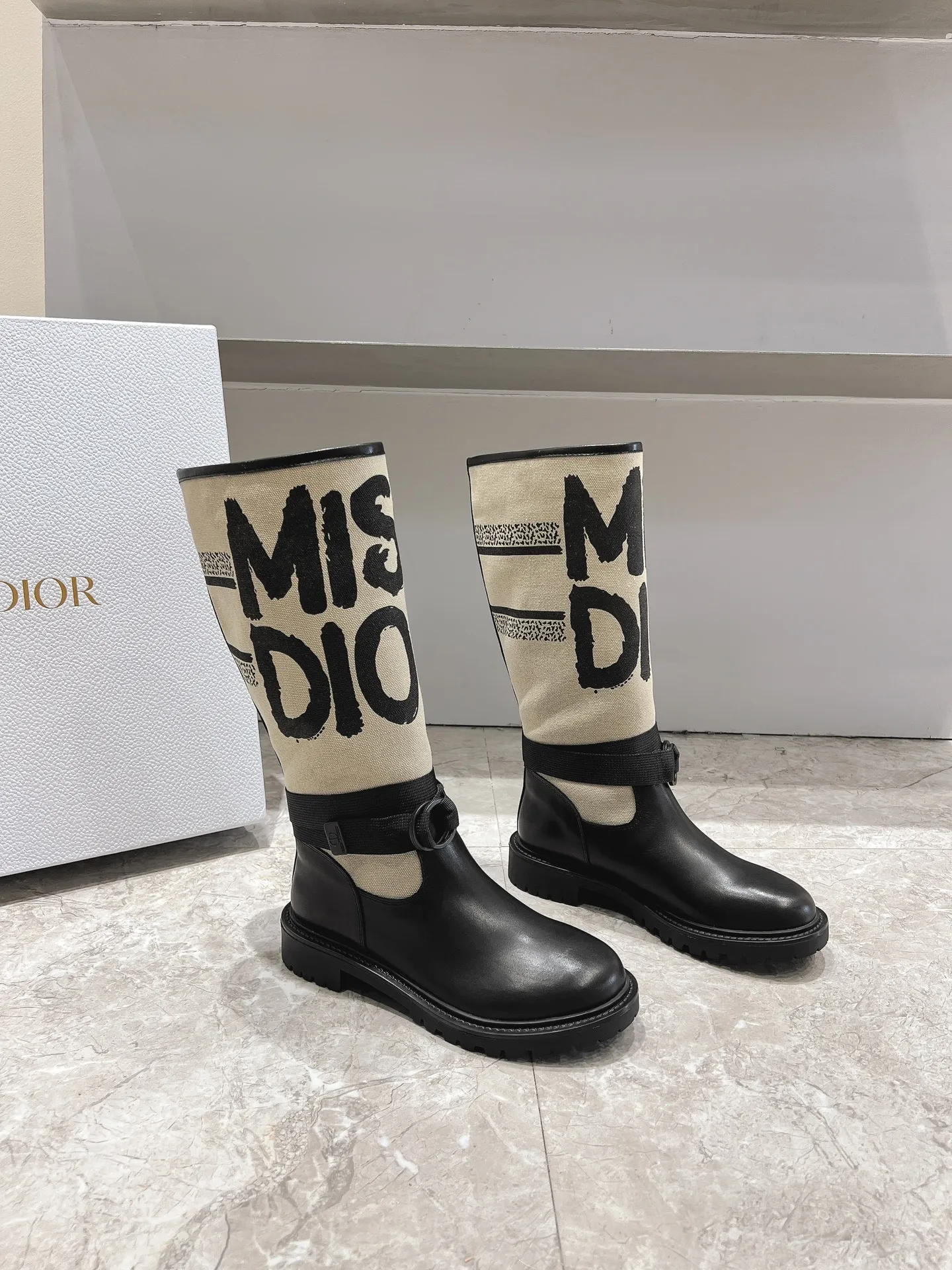 👟👟Ex-factory price 820👟👟 D-Major boots use unique design elements to create a striking appearance. Crafted from black technical fabric and calf leather, it's easy to put on and take off. Taking inspiration from the Dior Book Tote bag, it features a two-tone "Christian Dior" signature on the top. Adjustable nylon straps with "CD" logo and rippled rubber soles set the tone for the bold silhouette. The boot shaft is decorated with the "Christian Dior" logo. The ankle is surrounded by a technical fabric band with brass rings. Notched rubber soles are decorated with Christian Dior's lucky star symbol. Upper: cowhide stitching fabric. Outsole: original molded outsole. Size: 35-41 (40.41 customization is not returnable)